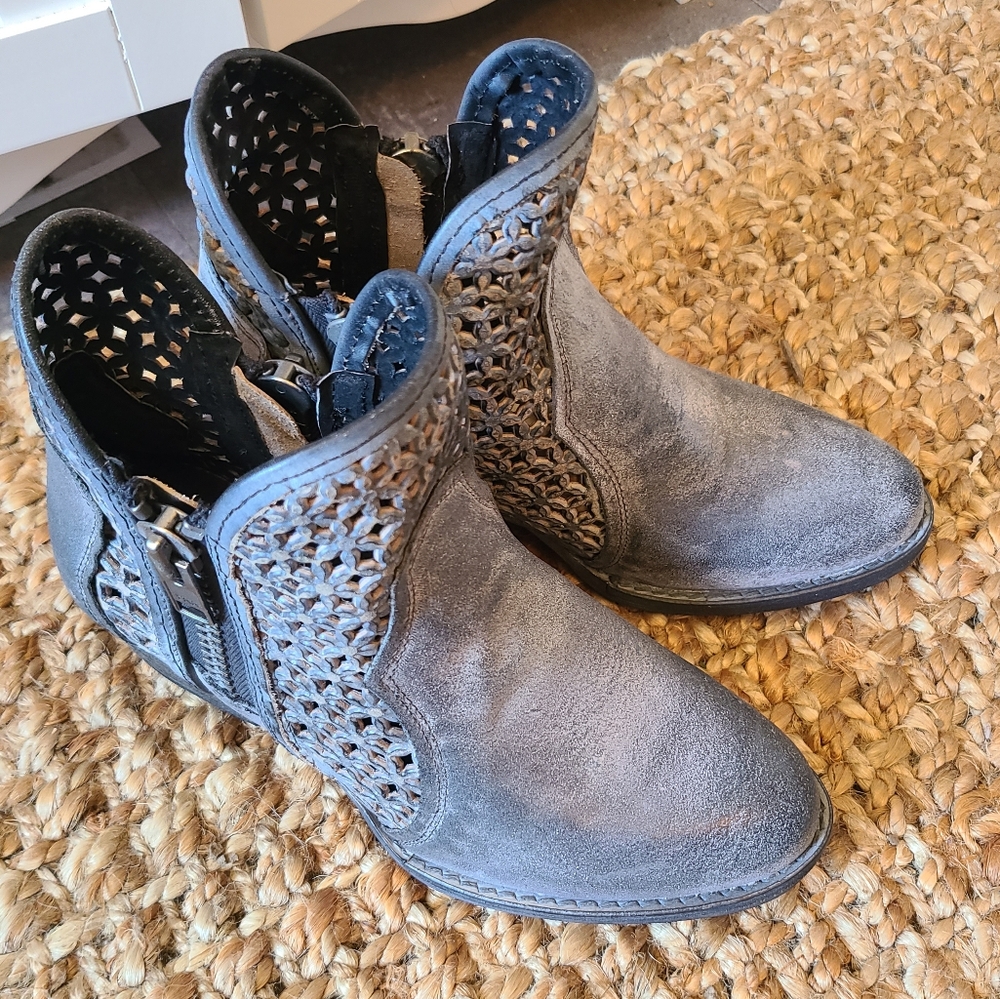 Circle G women's size 6.5 cutout booties